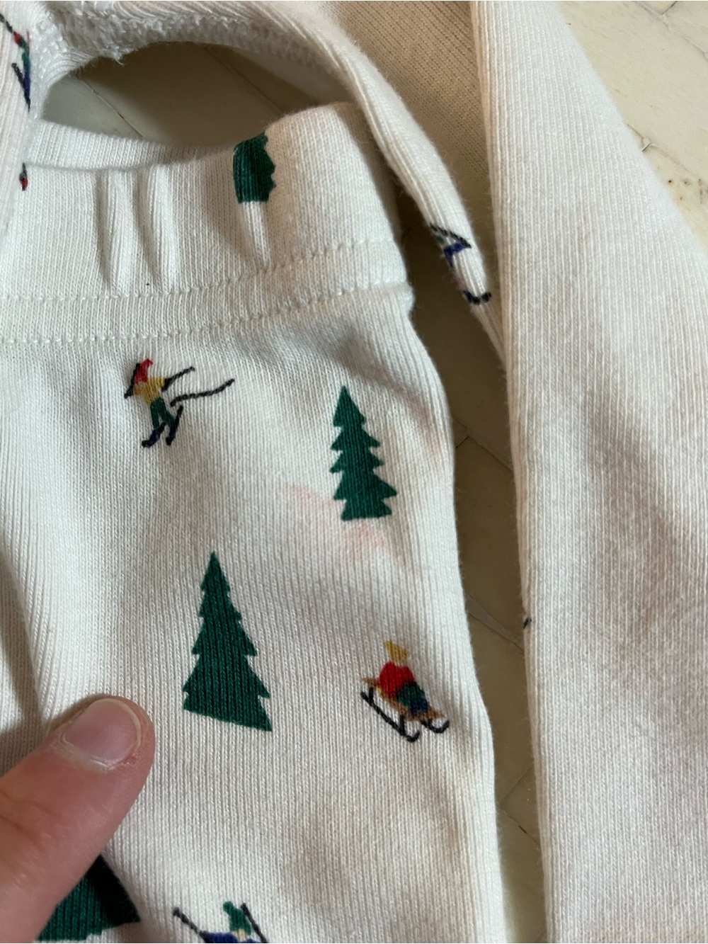 Hanna Andersson Cream Pajama Set with Green Pine Trees & Skiers EU 85 or 2T - Picture 9 of 9